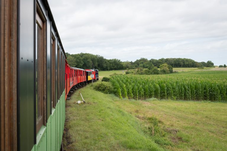 Le train des Moue!es traverse 21 kilomètres de plaine agricole et de marais sur une ancienne ligne afectée au transport des huîtres